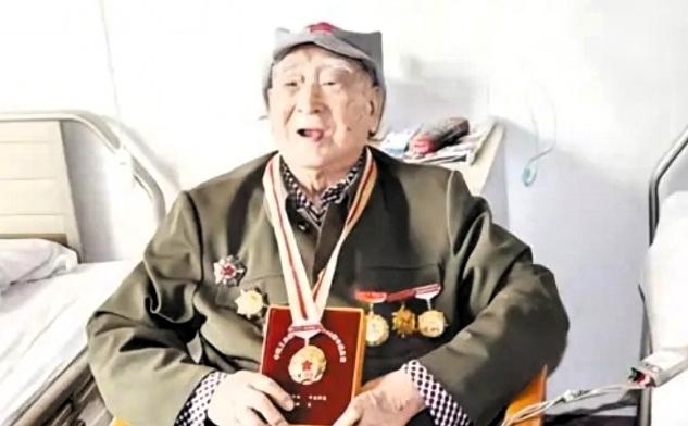 1941年鲁西苏村反“扫荡”战斗，八路军政委秦光多处中弹负伤，倒在血泊当中。一名