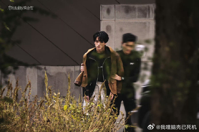 严浩翔受伤妆路透 严浩翔宋扬战损造型 严浩翔受伤妆路透，谁来懂一下这个宋扬战损造