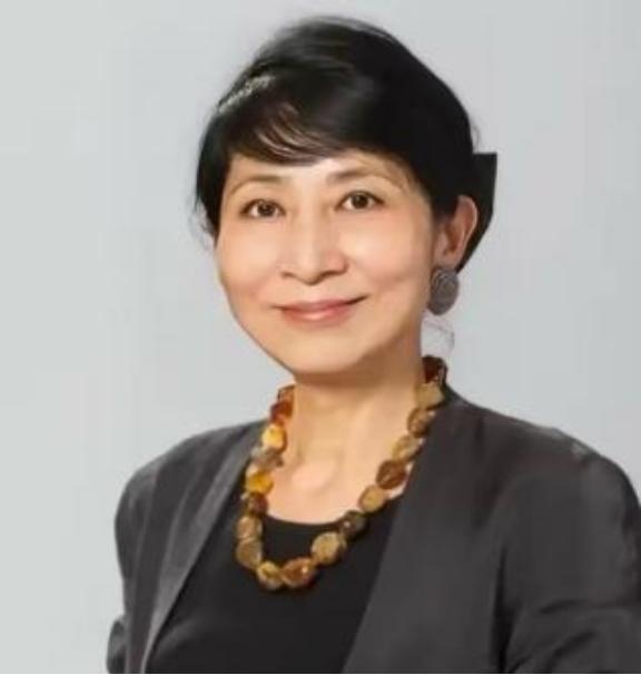 在成功当选香港立法会议员之后，她当众拒绝参与国歌奏唱环节，议会中还拒绝使用中文发