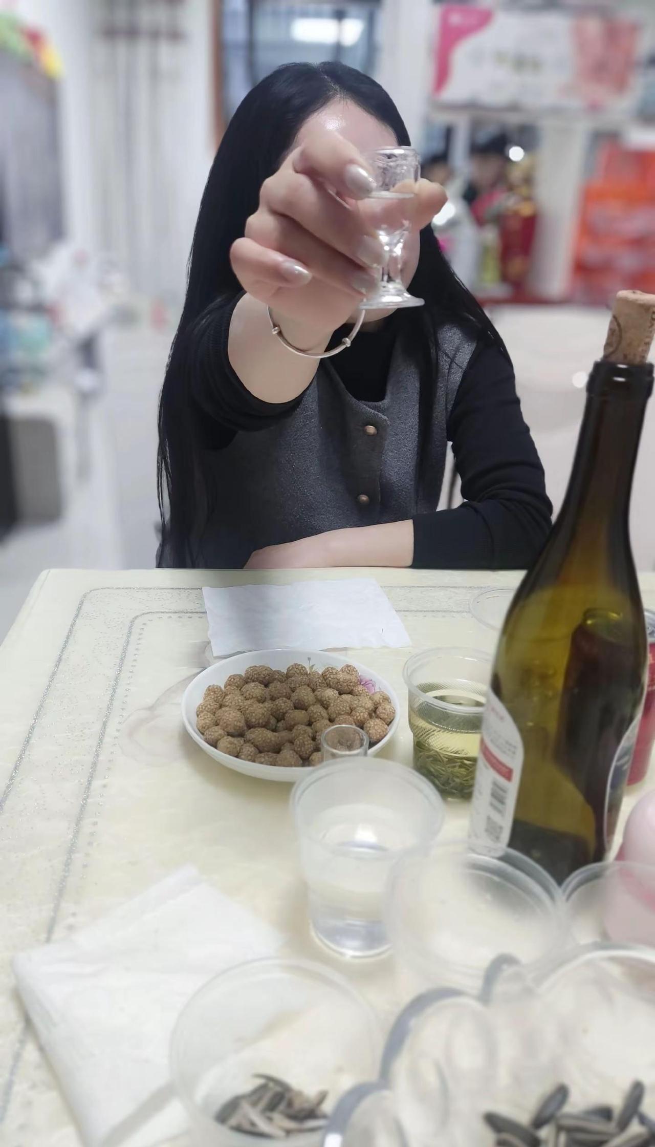 微醺时刻，老己，今天的风很软，饭很香，你值得所有温柔相待，爱你老己一起敬生活的暗