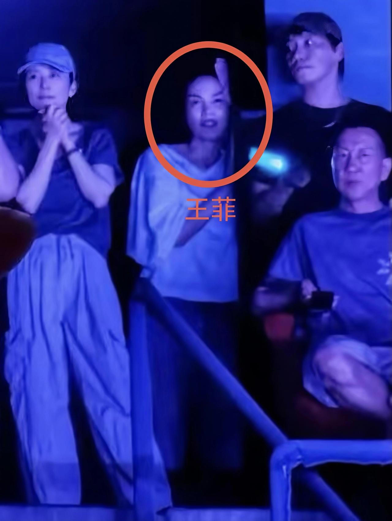 甜蜜名场面来袭！谢霆锋北京鸟巢演唱会惊喜不断，王菲低调现身观众席为爱助阵。一身简