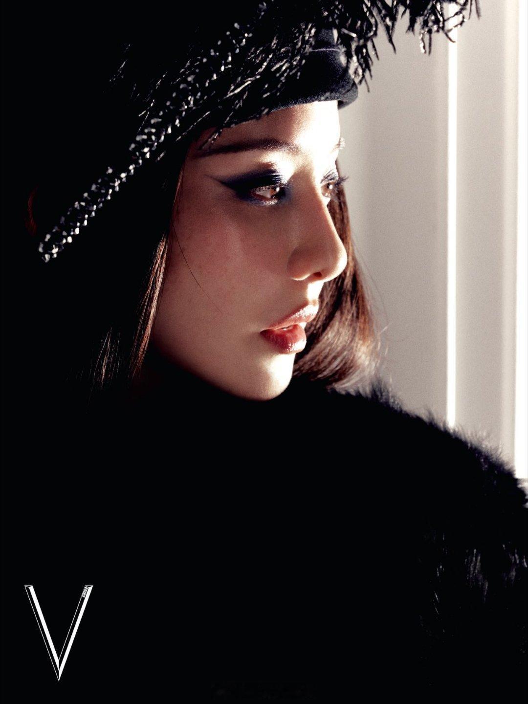 王鹤润蓝色开运妆容 一抹蓝眼妆点亮整体造型，打破常规的配色高级感拉满，搭配简约背