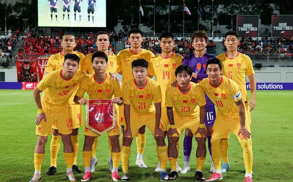 国足vs新加坡中国男足2比1战胜新加坡，塞尔吉尼奥头球破门，黄嘉辉造点，张玉宁点