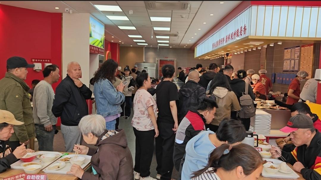 昨天我和老张带着老妈，在楼下的便民食堂吃了顿饭。我们点了六个菜，两碗米饭。玉米粥