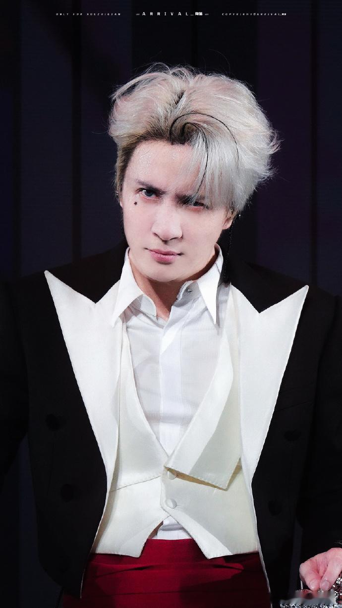 薛之谦抛话筒狂奔薛之谦抛话筒的神这波操作我给满分！薛之谦抛话筒干脆利落，狂奔起来