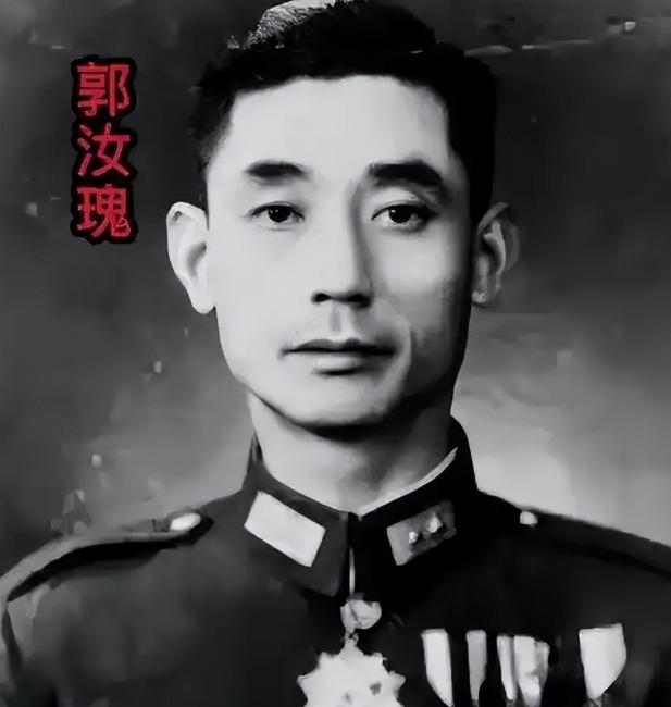 1947年，蒋经国带着侍卫闯入郭汝瑰宅邸，被眼前的的一幕惊呆了，墙面斑驳，光线昏