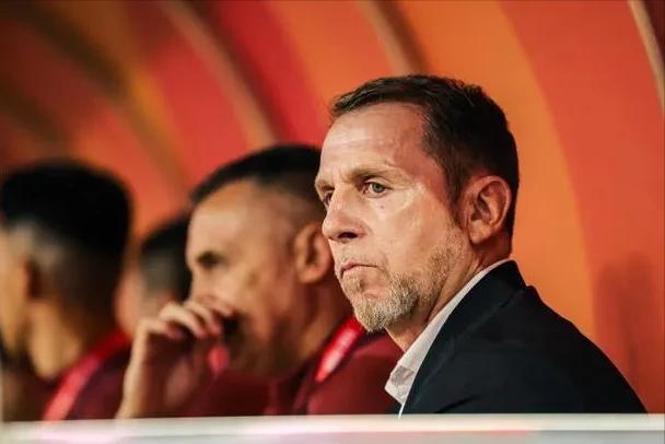 最近足协宣布让U20教练久尔杰维奇带国足打东亚杯，没选郑智陈涛这些本土教练。这事