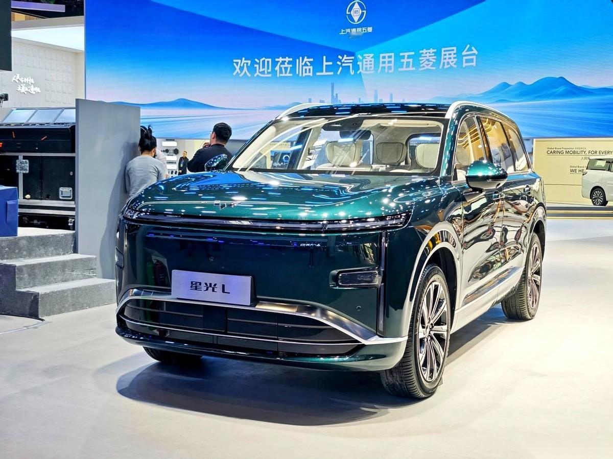 五菱星光L下午正式发布了，这款车显然是冲着那些家里人多、但预算又卡得死死的用户去