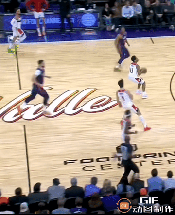 普尔又献丑了！自己的汗水把自己给滑倒了。证明：流汗的都是天才。[捂脸]