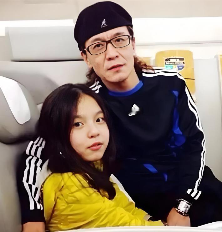 李咏女儿官宣恋情！
23岁法图麦晒和男友合影，
两人有夫妻相。

李咏女儿恋爱了