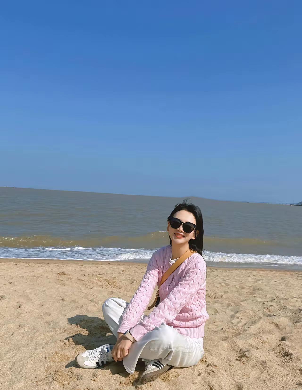 海边度假，阳光明媚，沙滩漫步，享受美好时光。🌞🏖️👗👟