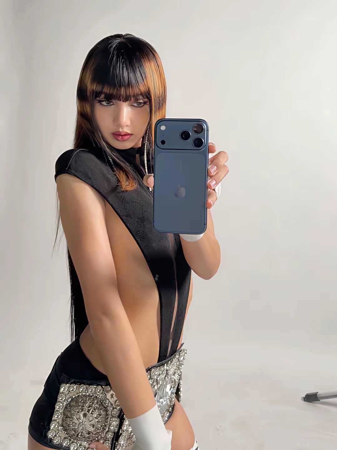 苹果18不是还没有出来吗？Lisa怎么先有上了?这个拍照姿势不知道是展示手机，还