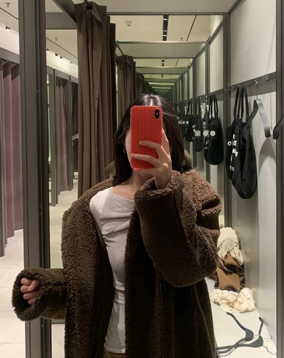 zara这件真的很maxmara！
这件好像jennie很久之前在巴黎穿的一款！