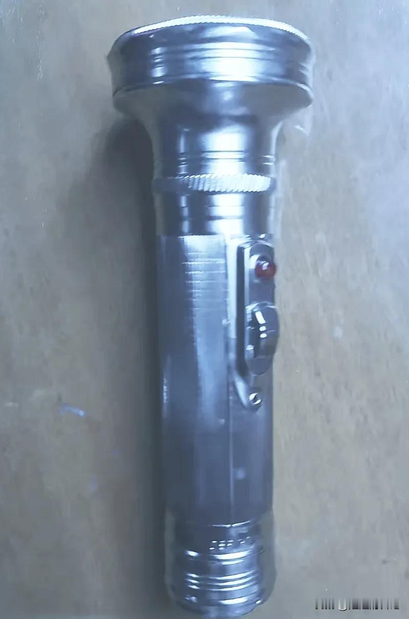 昨天收拾家里的卫生，发现一个“古董”很有回忆感，那就是这个手电筒。

看到这个手