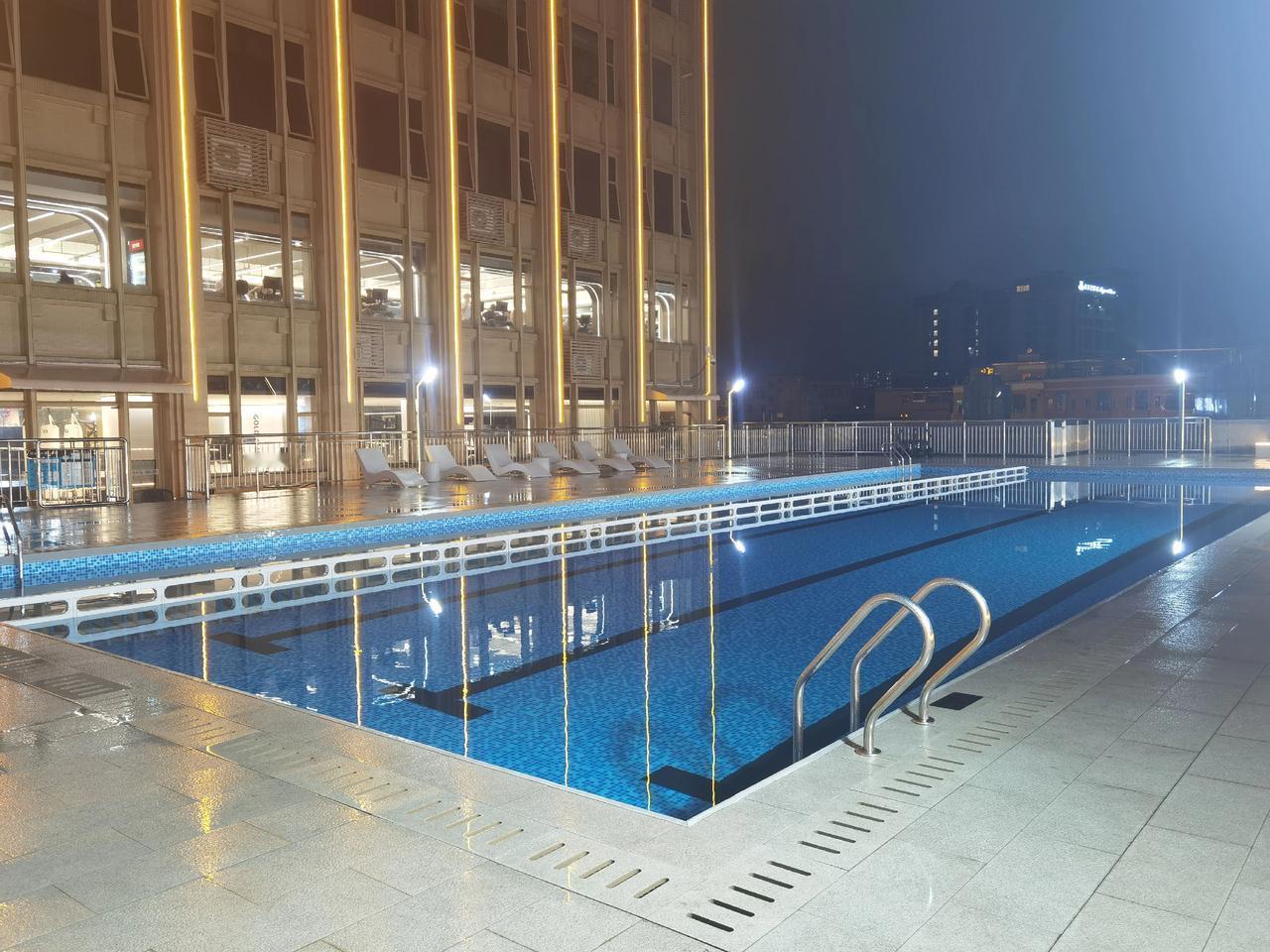 雨停了，夜色像一块被水洗过的深蓝色丝绒，轻轻盖在了金航泳池的水面上。
 
白天的