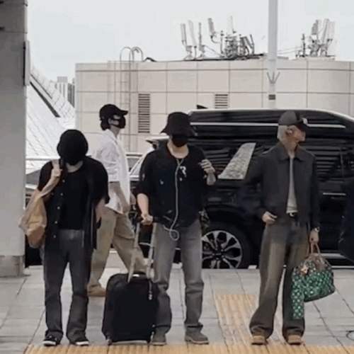 #澈汉# 走这么大老远就为了拍一下手 谁能比你们俩更恩爱[努力] ​​​