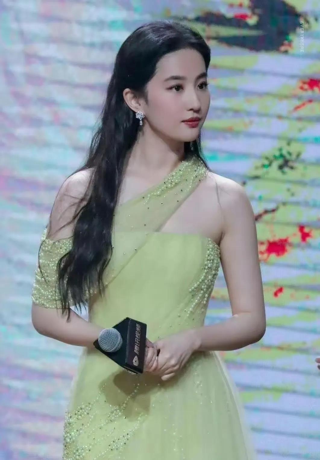 刘亦菲这一身，是把“东方柔美的贵气”焊在礼服里了吧！
 
嫩黄单肩礼服不是靠华丽