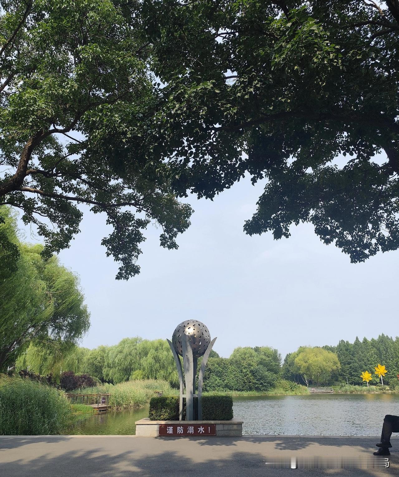 2019年至2022年这三年间，仅开封西干渠项目，他依照项目安排前往现场履职四十