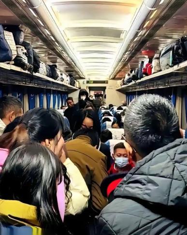 飞机懵了，高铁傻了，连大巴司机都挠头想不通——今年春运最火的，居然是那趟慢悠悠的