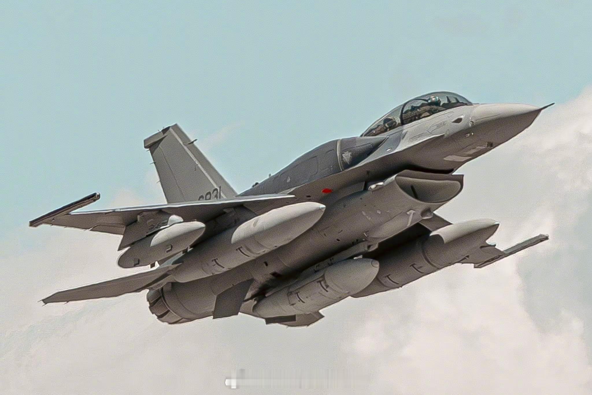 兵器影像 台伪空军首架F-16D Block70编号6831双座机自洛马公司德州