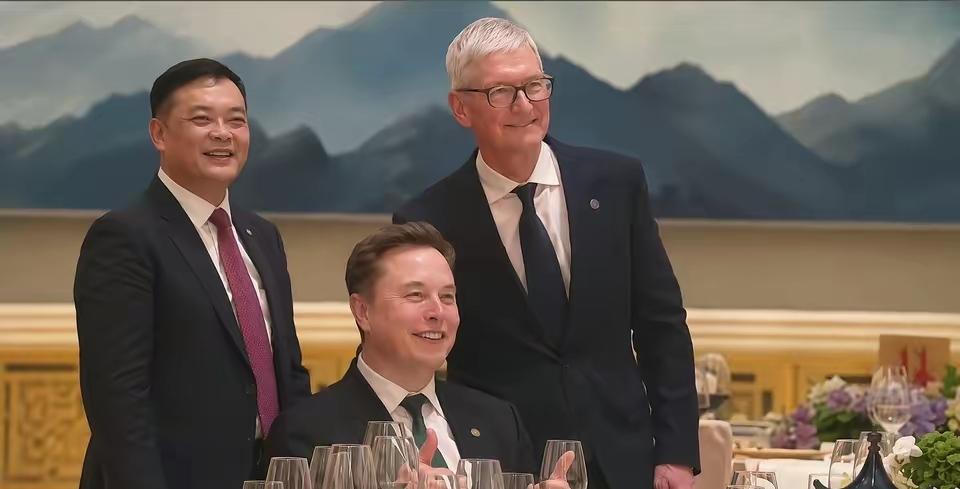 特朗普访华晚宴上，福耀集团董事长曹晖主打一个近水楼台先得月，众人和马斯克合影时，
