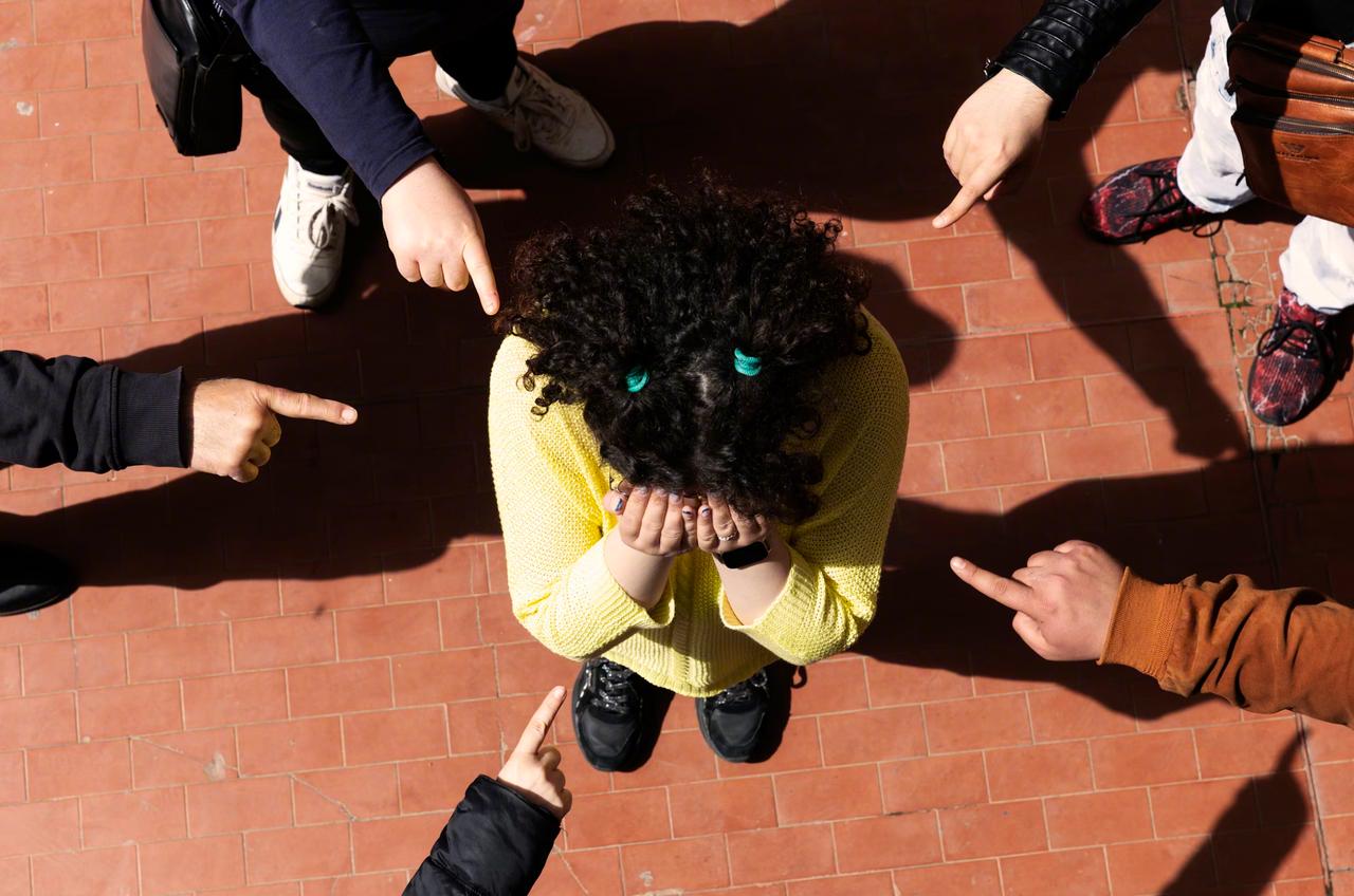 真是太欺负人了！
花钱出国上学，5岁女孩被霸凌反被退学！
家长“维权”，为何全家
