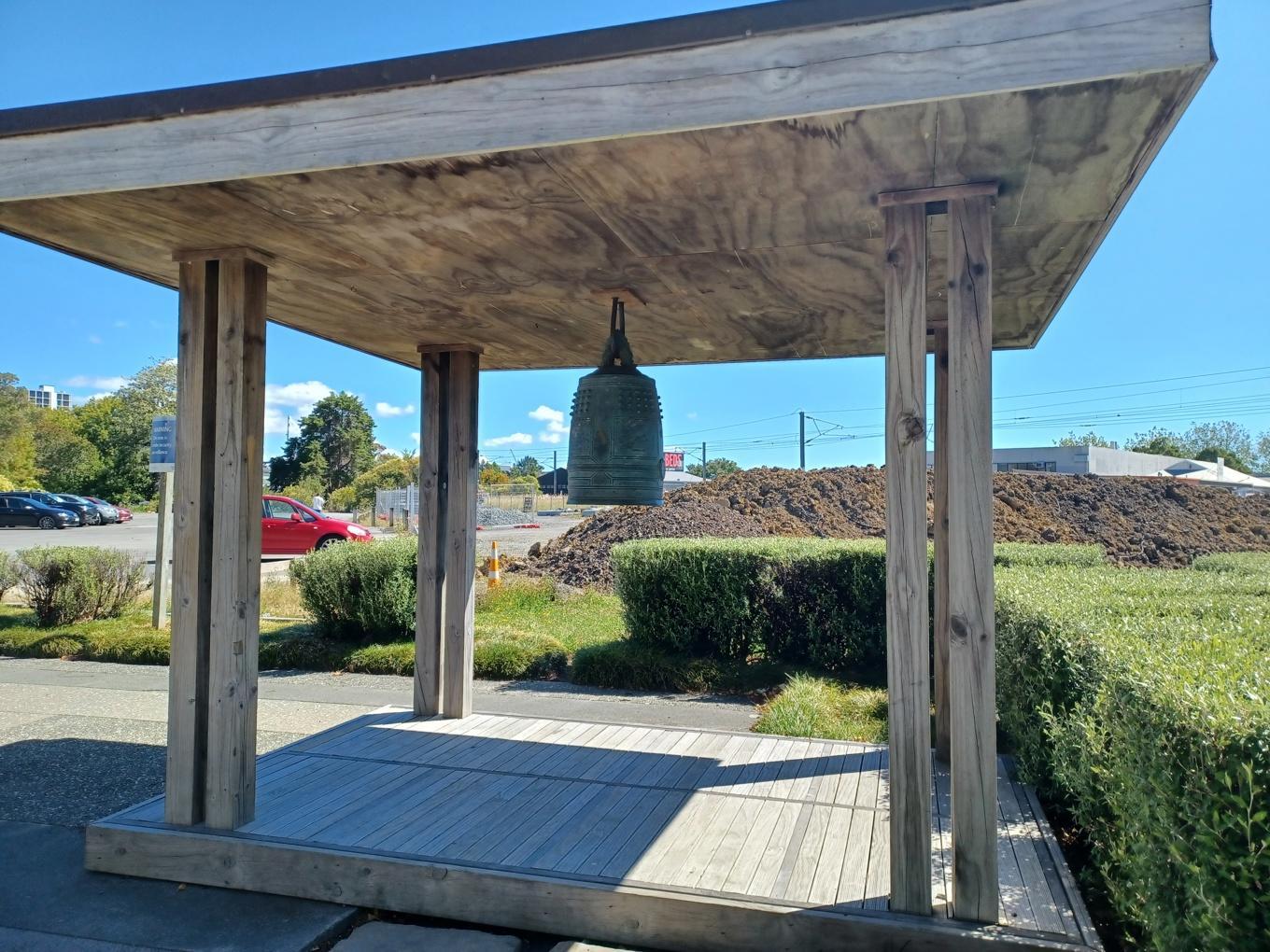 【】当地时间11月11日，新西兰奥克兰市议会工作人员发现，一口象征日本与新西兰友