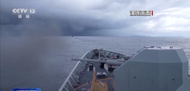 美军的“海盗旗”，这次直接撞上了钢铁墙！美国海岸警卫队的突击艇，试图强行逼停满载