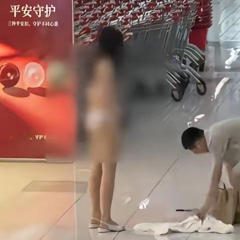 山东临沂，一对小情侣在商场里吵架，女生气得把衣服全都脱光了，光着身子在商场里走。