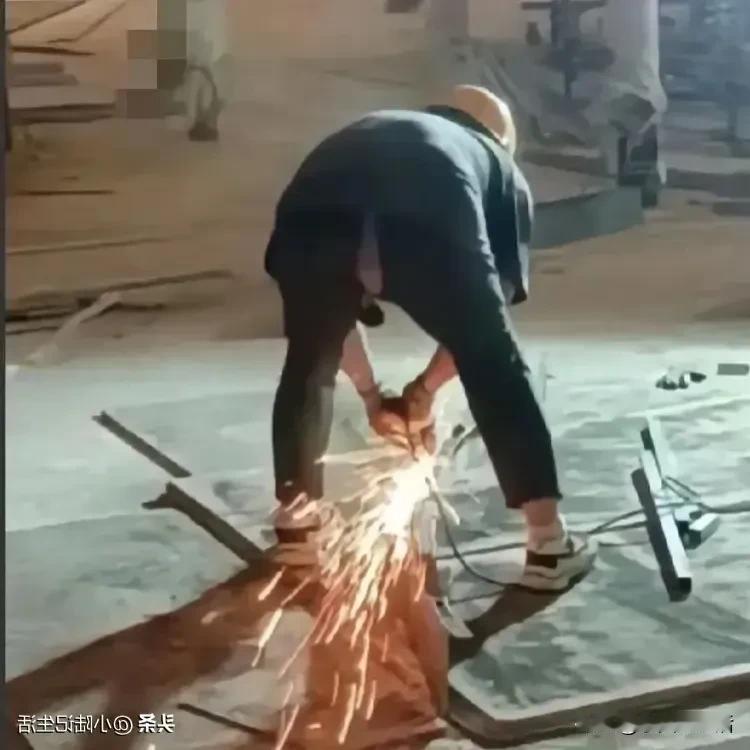 笑不活了！[我想静静]王大哥是个电焊工，为了帮别人赶工期，正在全神贯注的作业中。