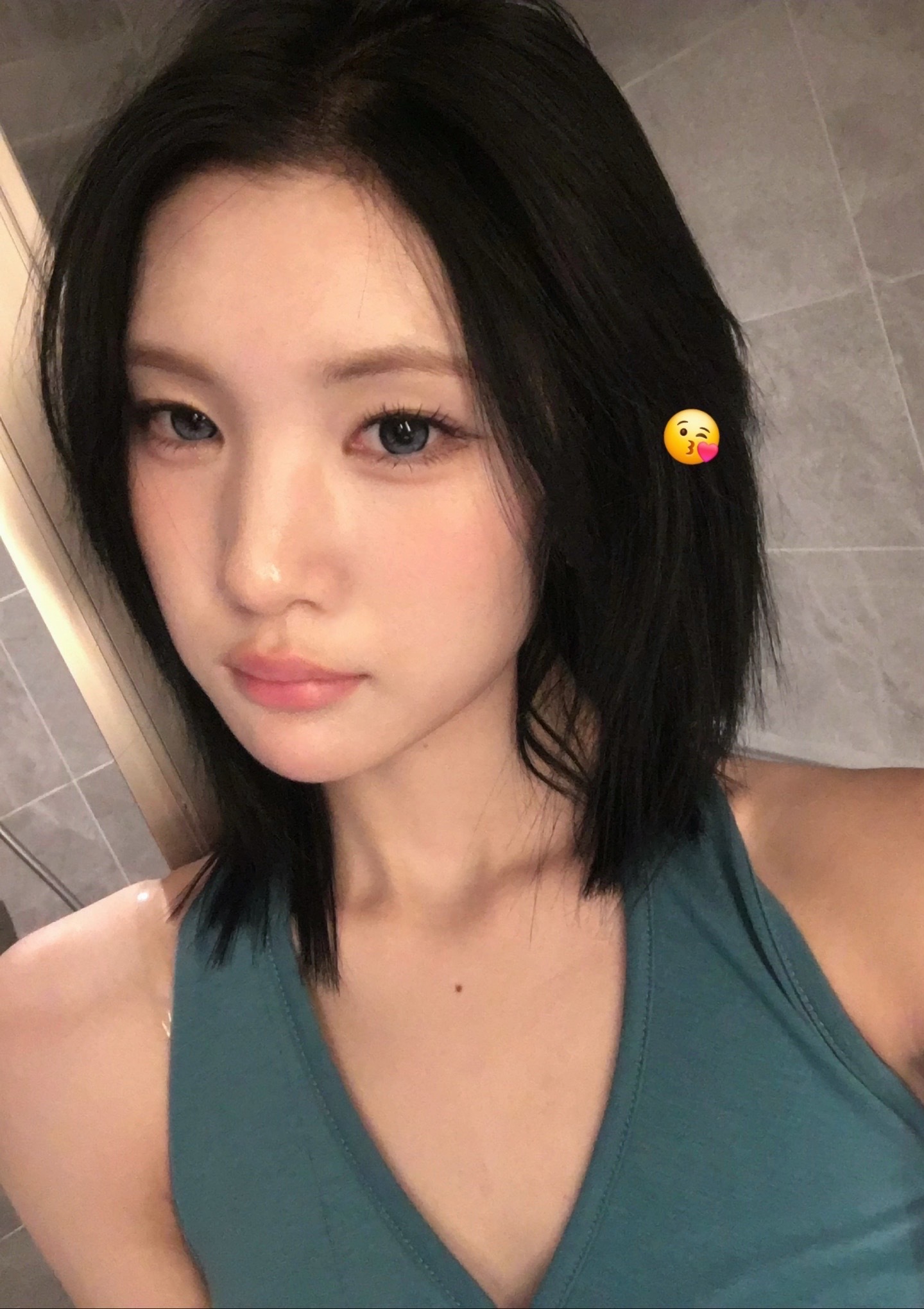 她每次这样把自己的照上配上涂鸦和emoji都超级超级萌的好吗