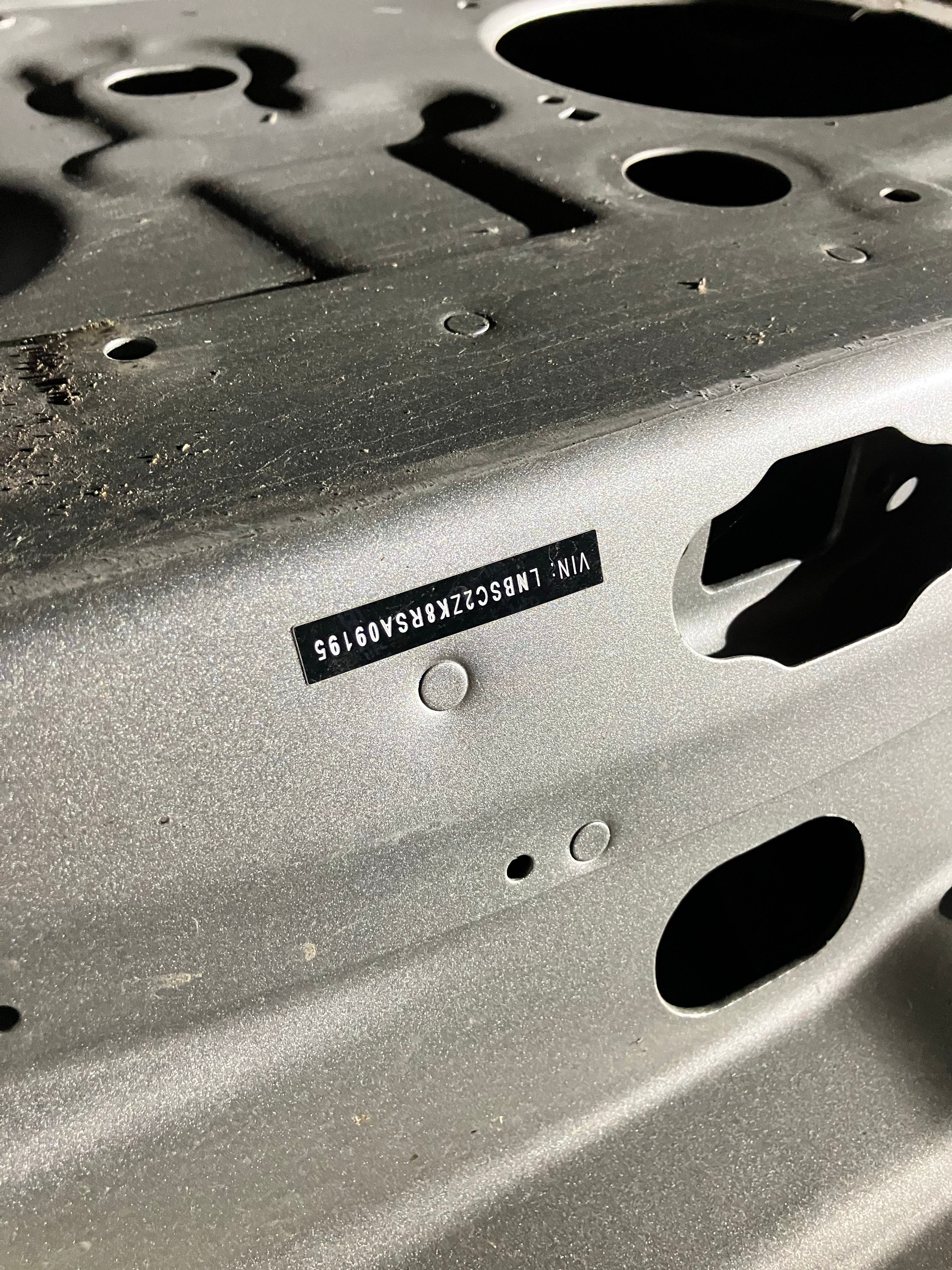 享界S9的车门，做工，漆面，比特斯拉高了10层楼！再看看两个车门的厚度对比！北汽