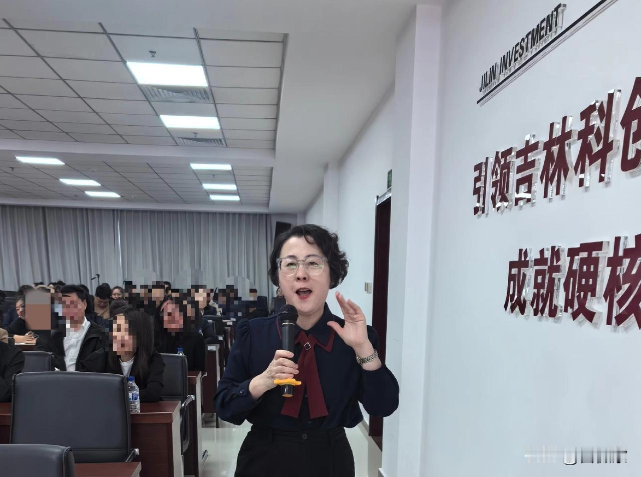 发一组近两年穿衬衫西裤讲公文课和心理学课的照片。

第一张和第二张讲课时，都因为