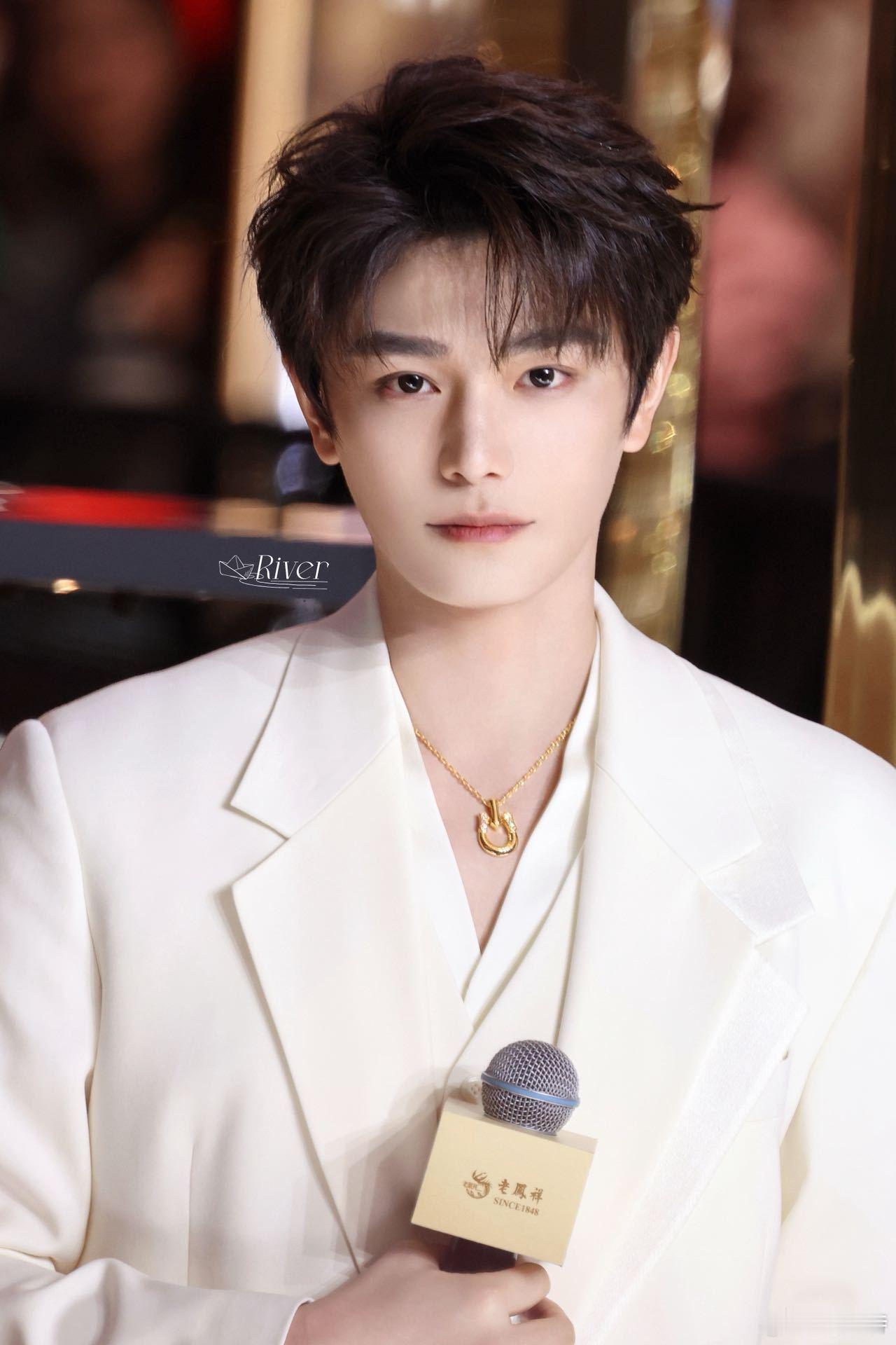 丁禹兮韩推 追中男送金子 丁禹兮在韩推送黄金宠粉，这波操作直接封神！白西装的他魅