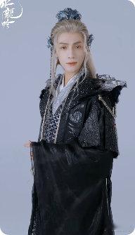 唐俪辞在好六街 唐俪辞来好六街也太惊喜了吧！《水龙吟》里的古风形象超圈粉，这次遇