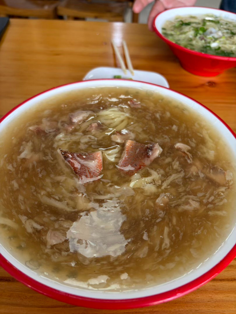 蓬莱小面，有海蛎子肉和鱼肉，这一大碗才10块，早晨吃一碗，迷糊一整天。 ​​​