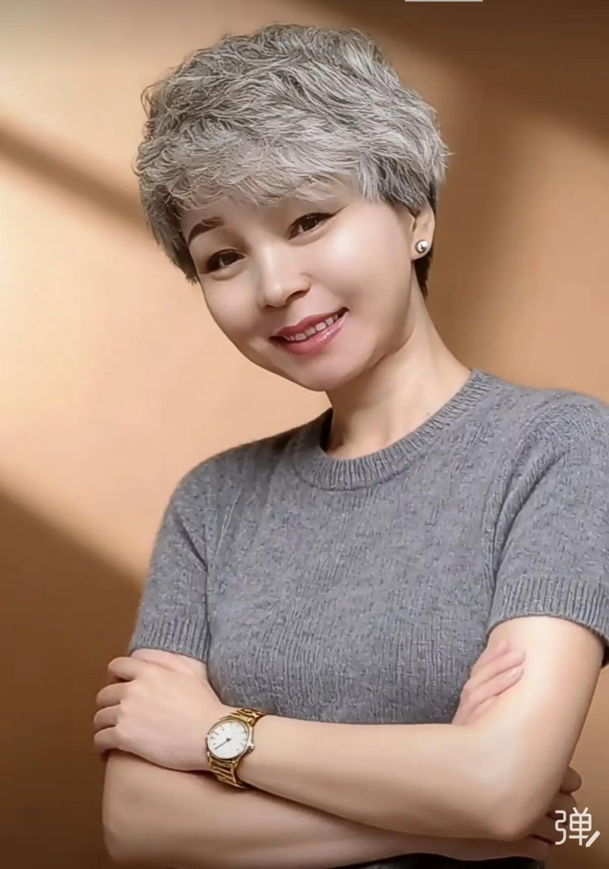 昨天和同学相聚，顶着几个月没染的白发，同学居然说很好看。这就更增加了我留白发的信