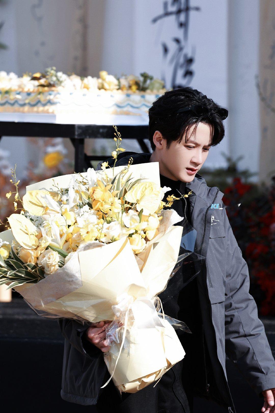 檀健次开机逆应援檀健次逆应援粉丝热奶茶檀健次开机逆应援请粉丝喝奶茶 