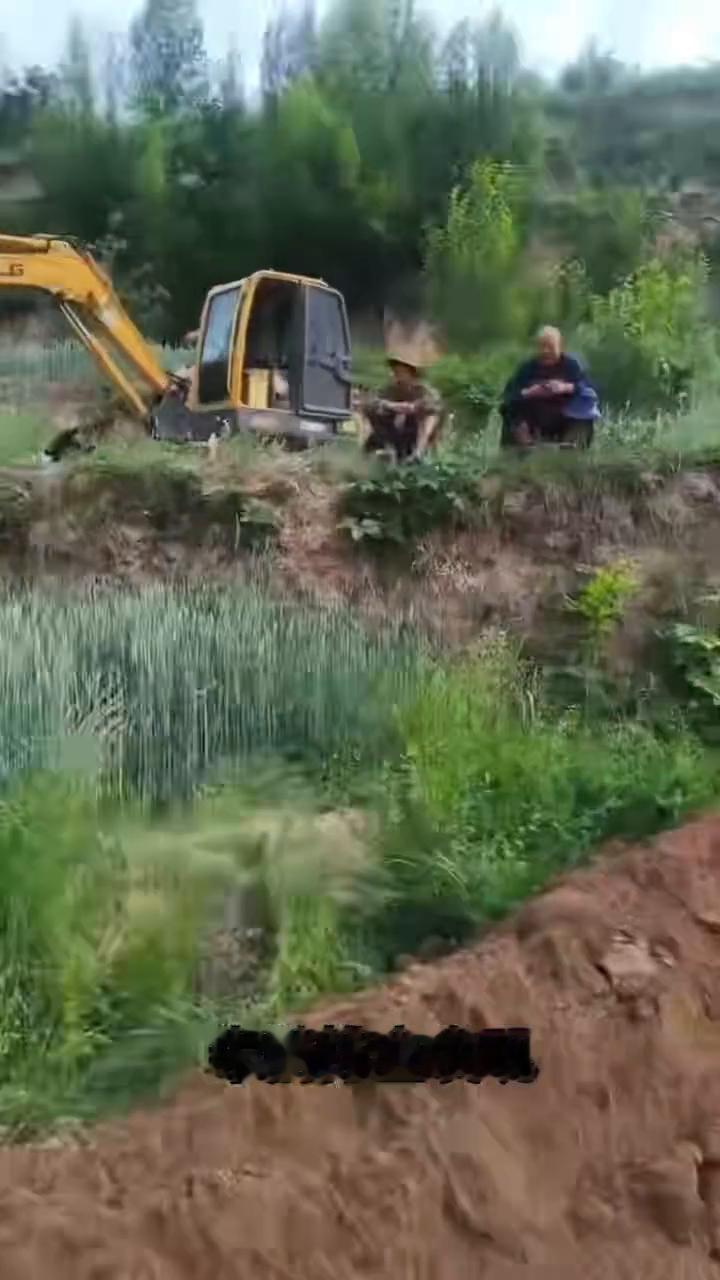 扎根乡村办实事，修路排险暖民心。
深耕基层多年，分管武装与乡村产业工作的大庄镇党