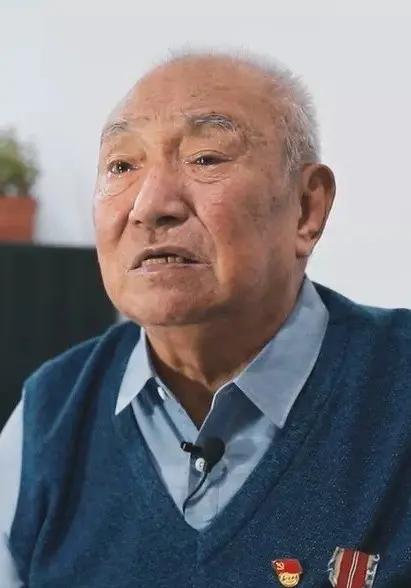 薛英杰1927年出生，中国人民志愿军47军司令部军医，参加抗美援朝战争，战后多年