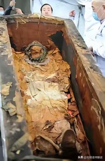 1982年四川挖出一具遗骸，脚缠铁链、脚踝钉铆钉，身份是失踪40多年的红军师长