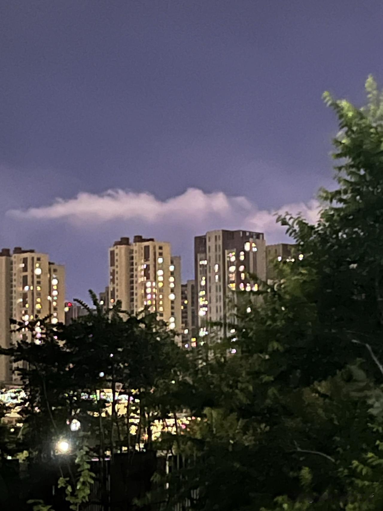 万家灯火，人家烟火气十足。