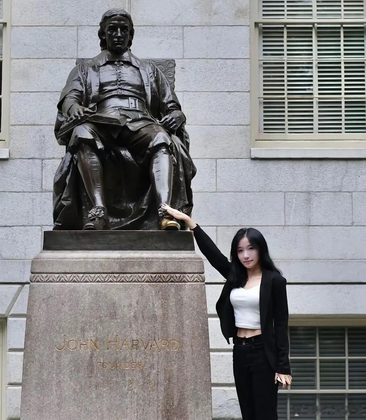 郑丽文 跟着郑丽文一起来的30岁女政客，董佳瑜，中国国民党新生代政治人物，现任中