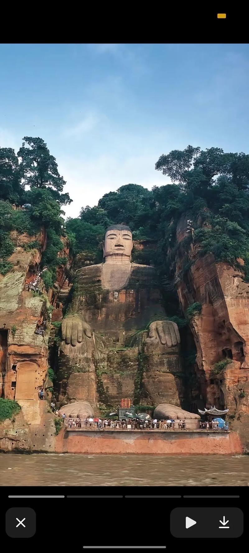 乐山大佛从唐代开元元年动工，历时近九十年才完工，是三代人接力凿刻的奇迹。古人的智