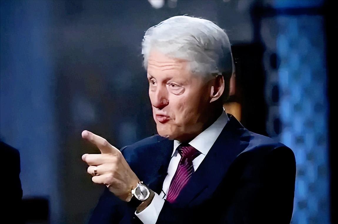 眼看欧美在欢庆圣诞节，美国政坛却因为一份文件吵翻了天，司法部公布爱泼斯坦案文件时