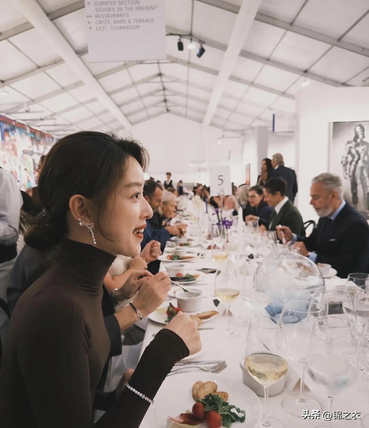 奶茶妹妹如今三十几岁了，作为几个孩子的妈妈，她的样子依旧是很美丽，身材高瘦，样子