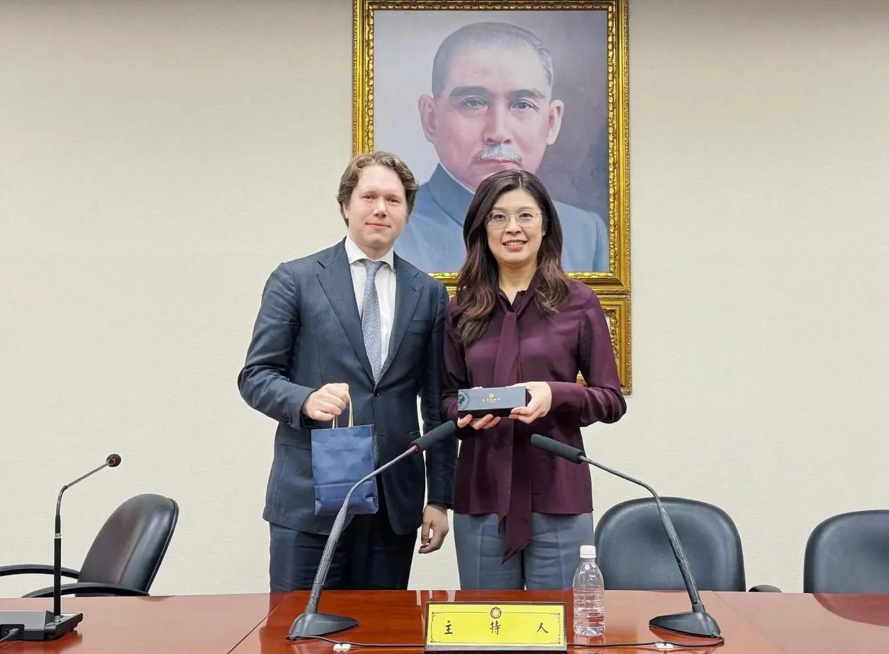 国民党主席郑丽文返回台湾的第二天，13日与David Sacks率领的外事关系协