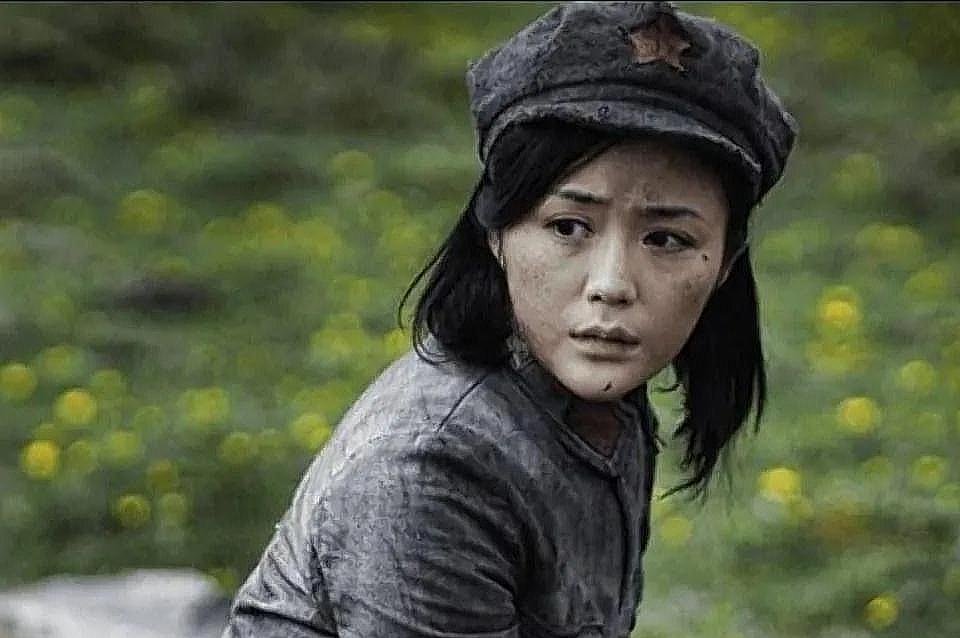 1937年，15岁女红军被敌人抓住，正要被砍头时，一名敌军官走上前捏住她的下巴：