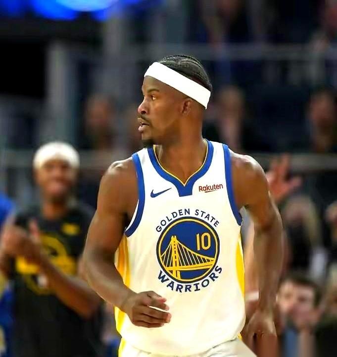 我以为这哥们儿赛季报销，已经彻底从大众视野里消失了。
结果今天，他跟着球队，就这