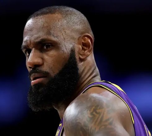 詹姆斯 勇士nba交易 詹姆斯准备本周会以自由球员身份与勇士队会面，离开湖人的概